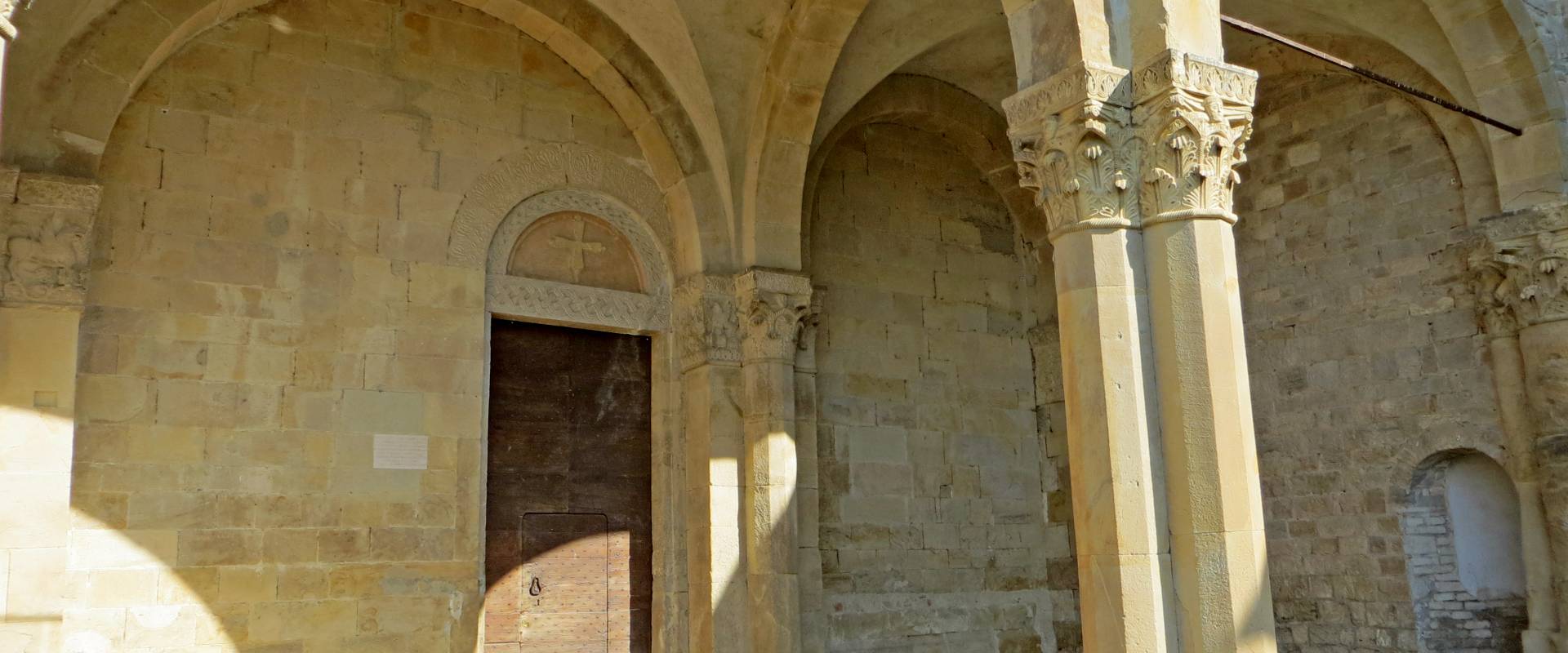 Abbazia di San Basilide (San Michele Cavana, Lesignano de' Bagni) - nartece della chiesa dei Santi Pietro e Paolo 2019-06-26 foto di Parma198